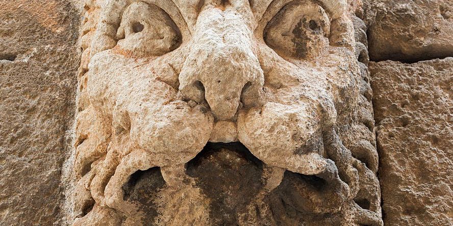 Relief_head_lion_Catedral_Almeria_Spain