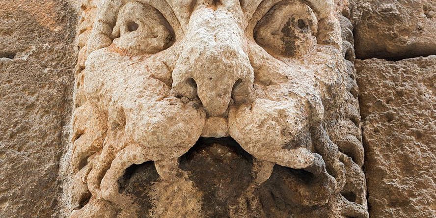 Relief_head_lion_Catedral_Almeria_Spain